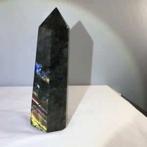 Beautiful fluorescent labradorite obelisk🔴